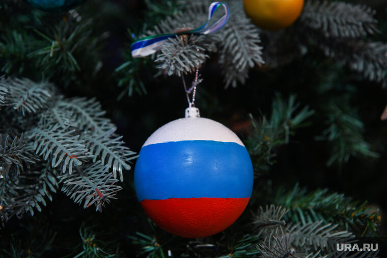    Павел Зарубин сообщил, что каждый год новогодняя ель украшается по-новому