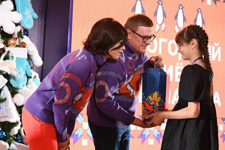    Губернатор вместе с супругой поздравили талантливых детей с Новым годом