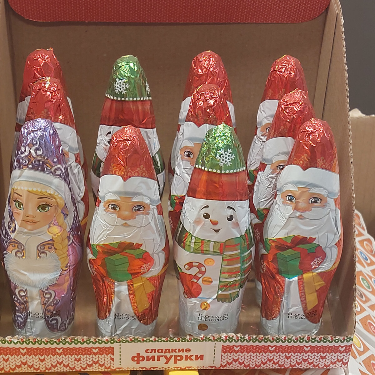 Вот накануне НГ в нашей пятёрочке стоят. Сегодня уже второе января и они как стояли, так и стоят