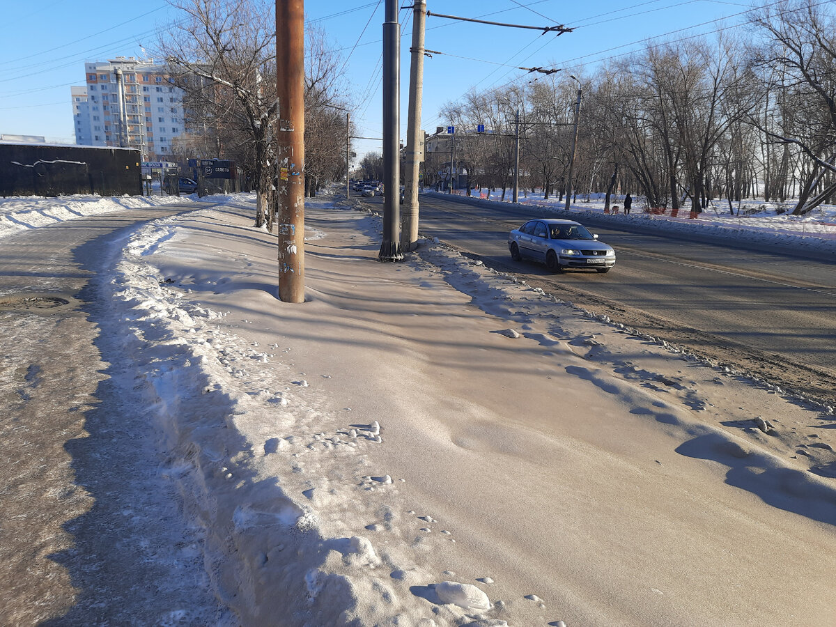 Сначала по Новороссийской, скорее бы её пройти и выйти на набережную.