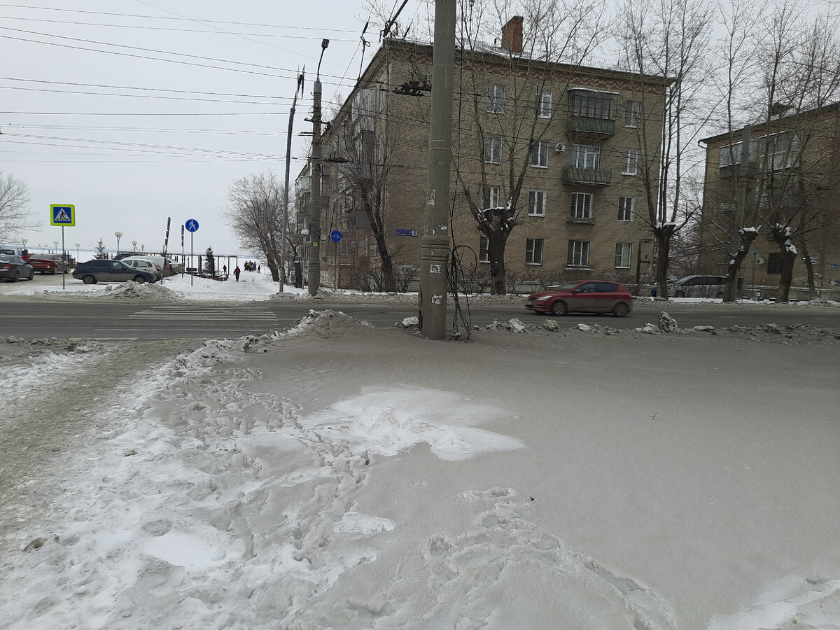 Вон там через дорогу сразу горка со спуском на лёд озера Смолино.