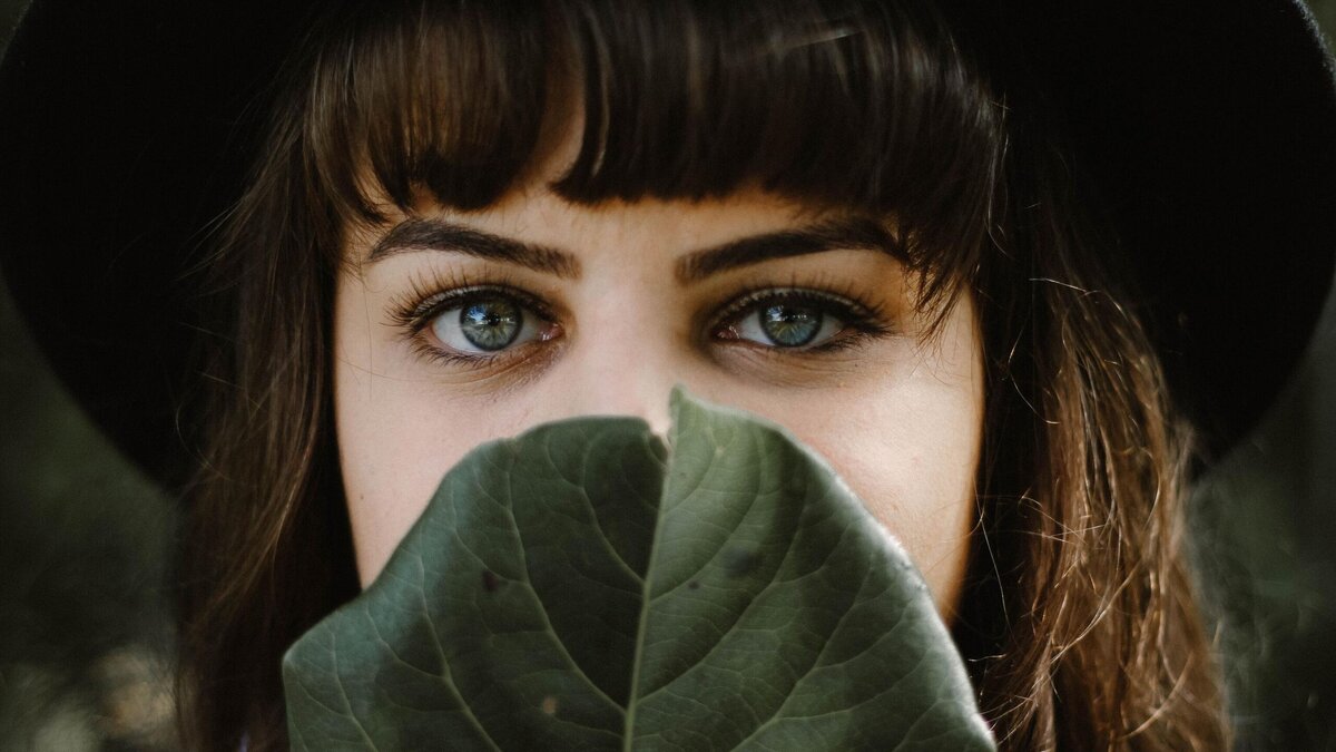    Стилист назвала самые трендовые челки 2024 года© Unsplash / Алеф Винисиус