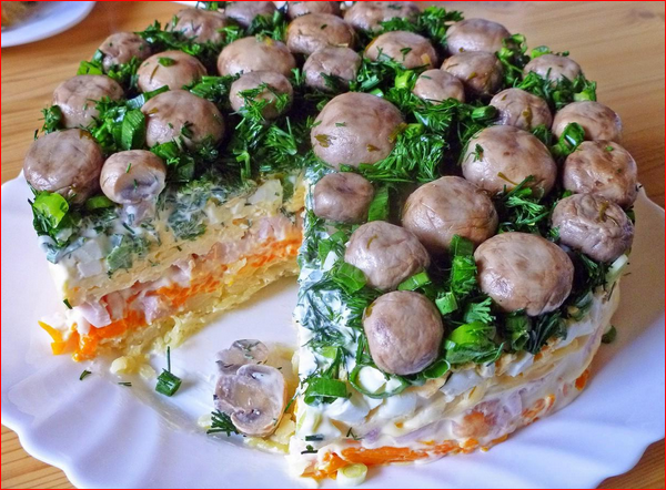 Салат «Грибная поляна» с копченой курицей, шампиньонами, яйцами и сыром