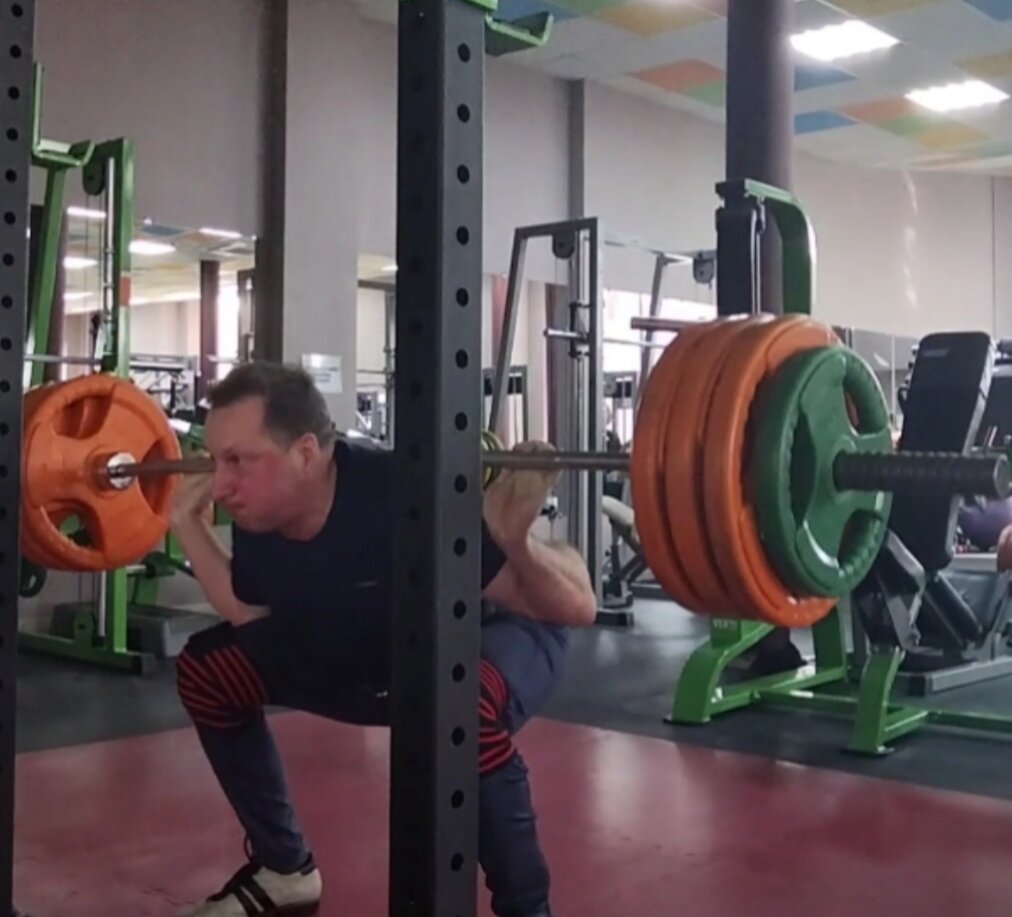 Приседания со штангой на плечах требуют максимальной самоотдачи. 