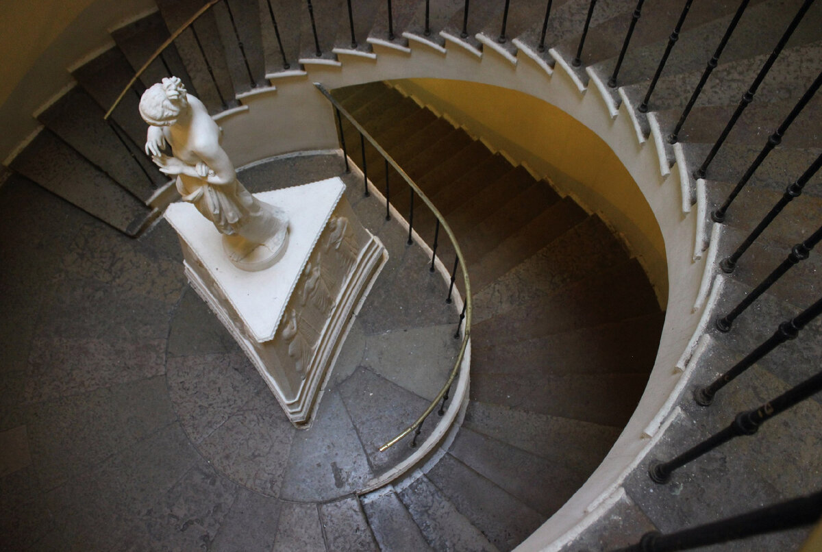 Советская лестница в Эрмитаже. Звездная лестница дом музыки. СПБГУ лестница.