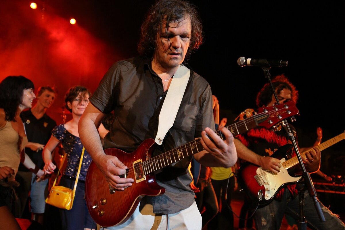Кустурица песня. Эмир кустурица. Эмир кустурица музыканты. Emir kusturica & the no smoking orchestra. Кустурица песня.