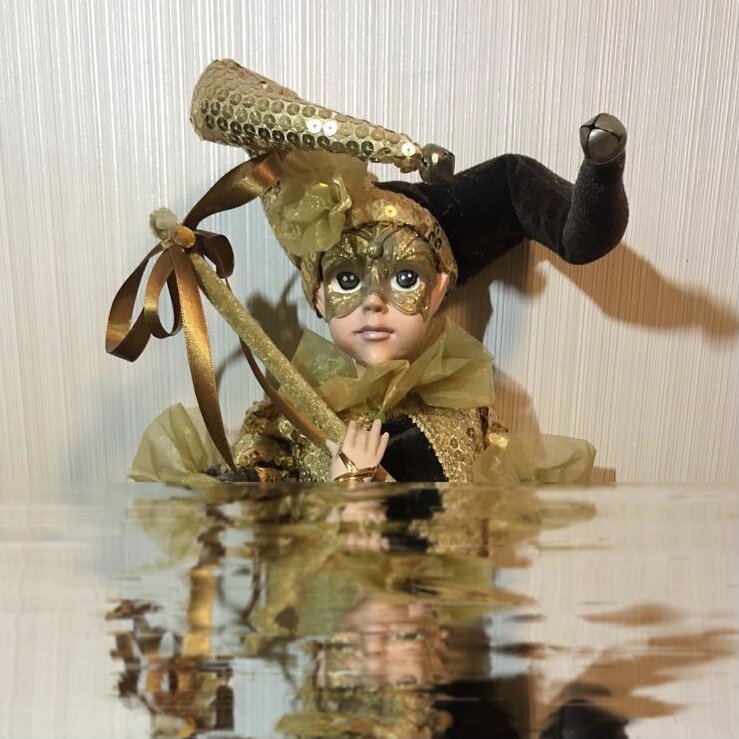 Вот такой Арлекин будет помогать мне в работе  весь 2024 год