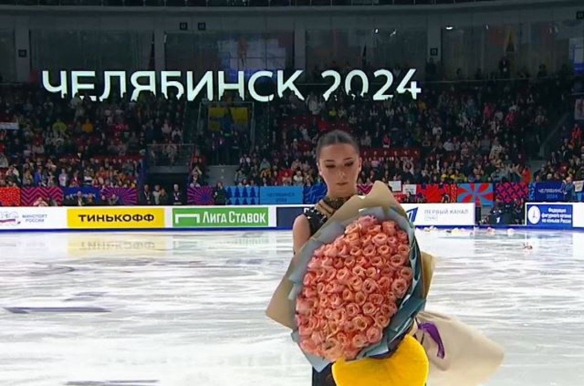    Фанаты старались поддержать Камилу Валиеву - и после короткой, и после произвольной программы ей передали огромные букеты.