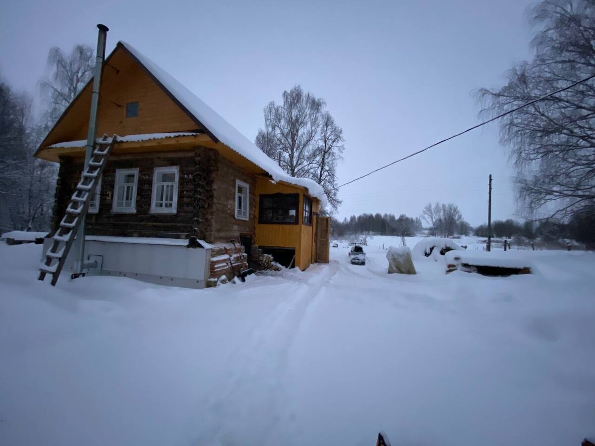 Провод в снегу.