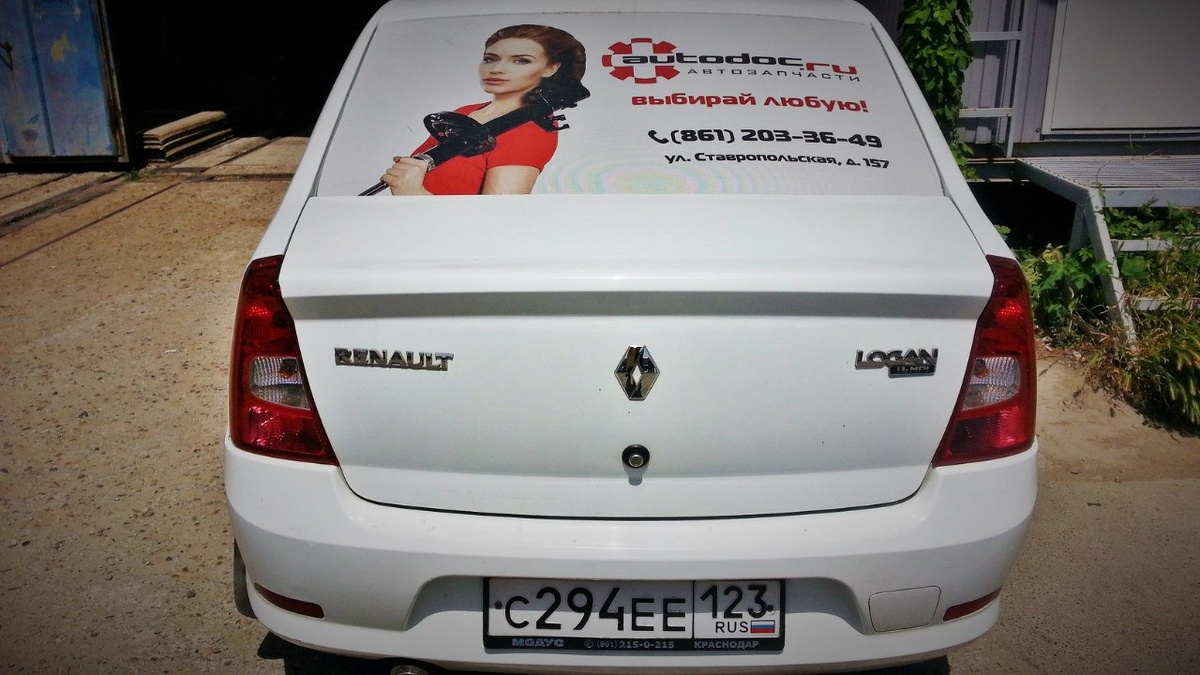 Реклама на заднем стекле Renault Logan