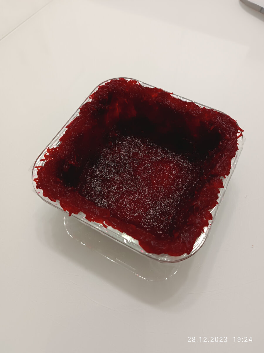 Поверх плёнки выстилаем свеклой форму.