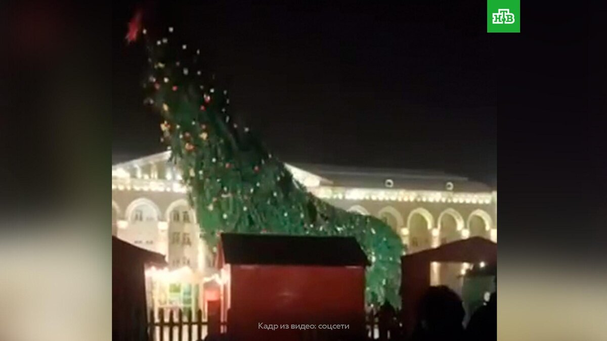   Ветер повалил новогоднюю елку на городской площади