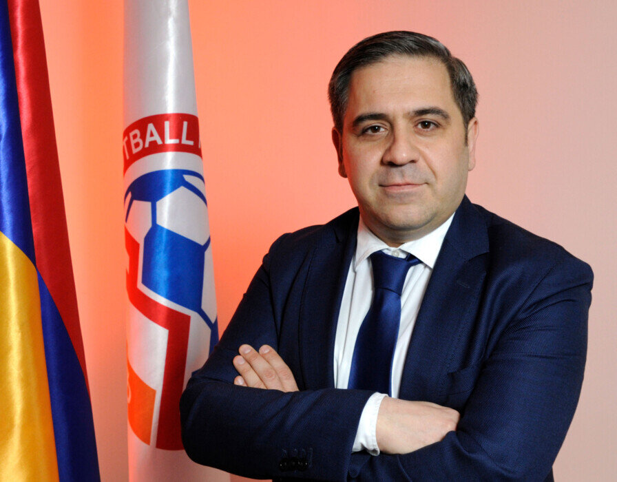 В Армении прошли выборы президента местной футбольной федерации. Среди претендентов был человек, имя которого хорошо знают в России. Однако его кандидатура на высокий пост не была поддержана.-2