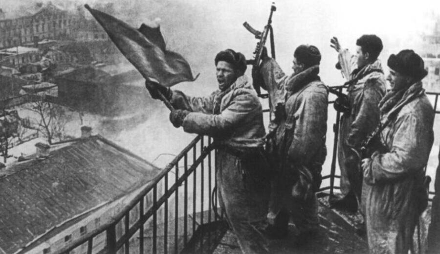    Советские солдаты поднимают красный флаг над освобожденной Гатчиной, 26 января 1944 г. Фото: warallbum.ru