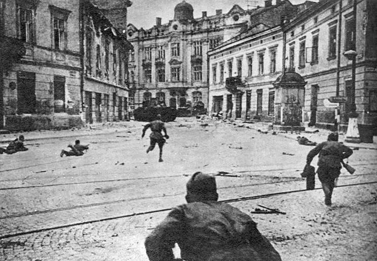    Советские солдаты ведут бои на улицах Львова  Фото: Mil.ru, по лицензии CC BY-SA 4.0