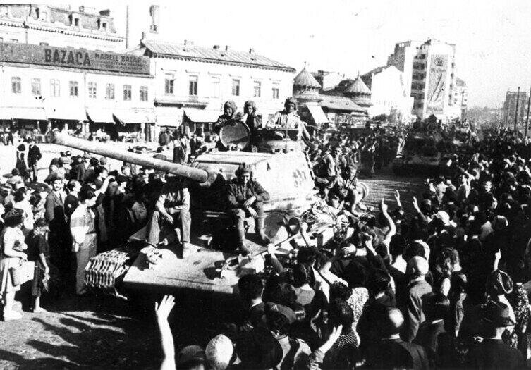    Советские войска входят в Бухарест 31 августа 1944 г.  Фото: Mil.ru, по лицензии CC BY-SA 4.0