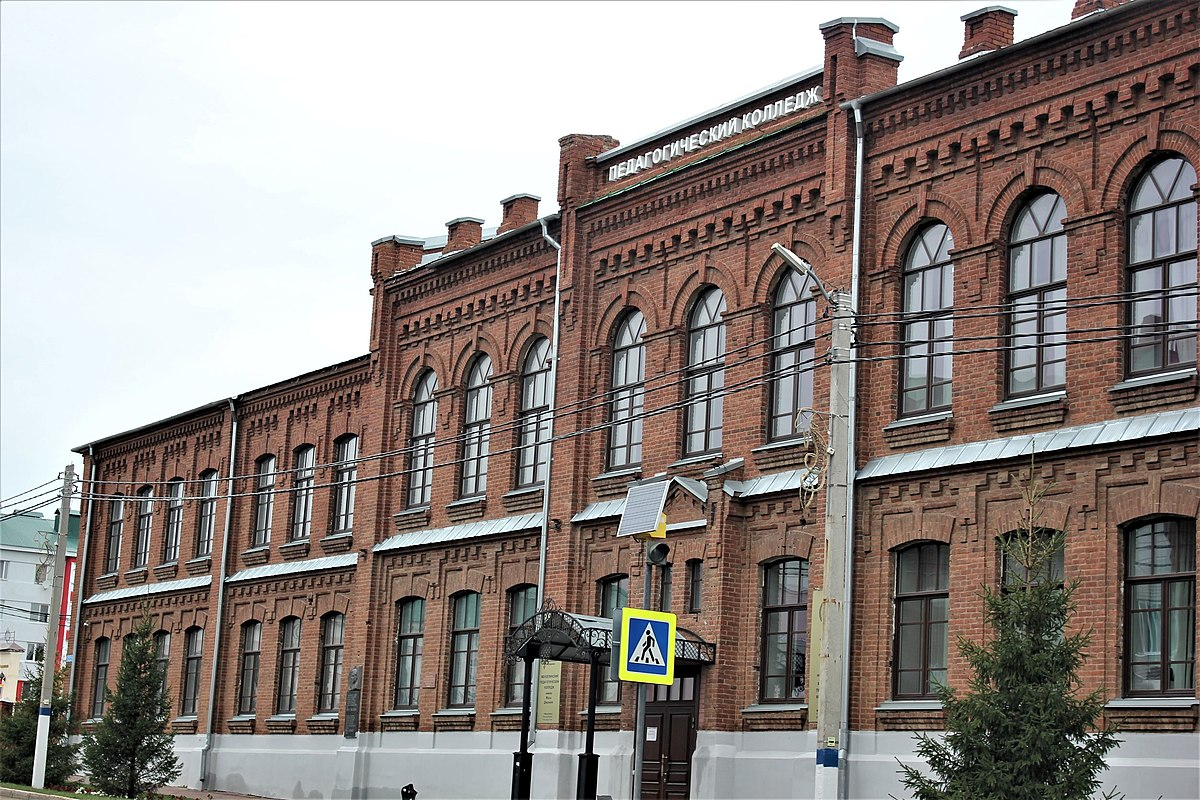 Именно в этом здании в 1941 году располагались военно-политические курсы, где учился М.Джалиль. Здесь же были и казармы. Примечательно, что в 1970 году в здании Мензелинского педагогического училища открылся первый Музей Мусы Джалиля.