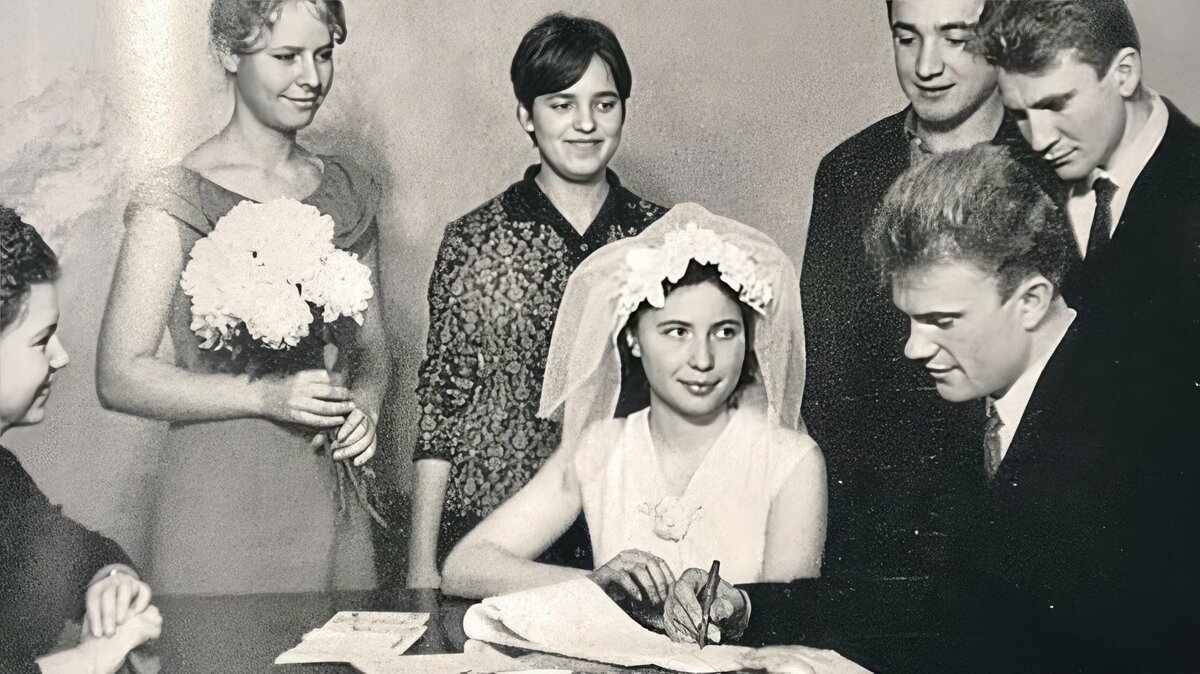 Зюганов Г. А. во время регистрации брака с Надеждой Васильевной Амеличевой. Фото с сайта "Узнайвсё" 