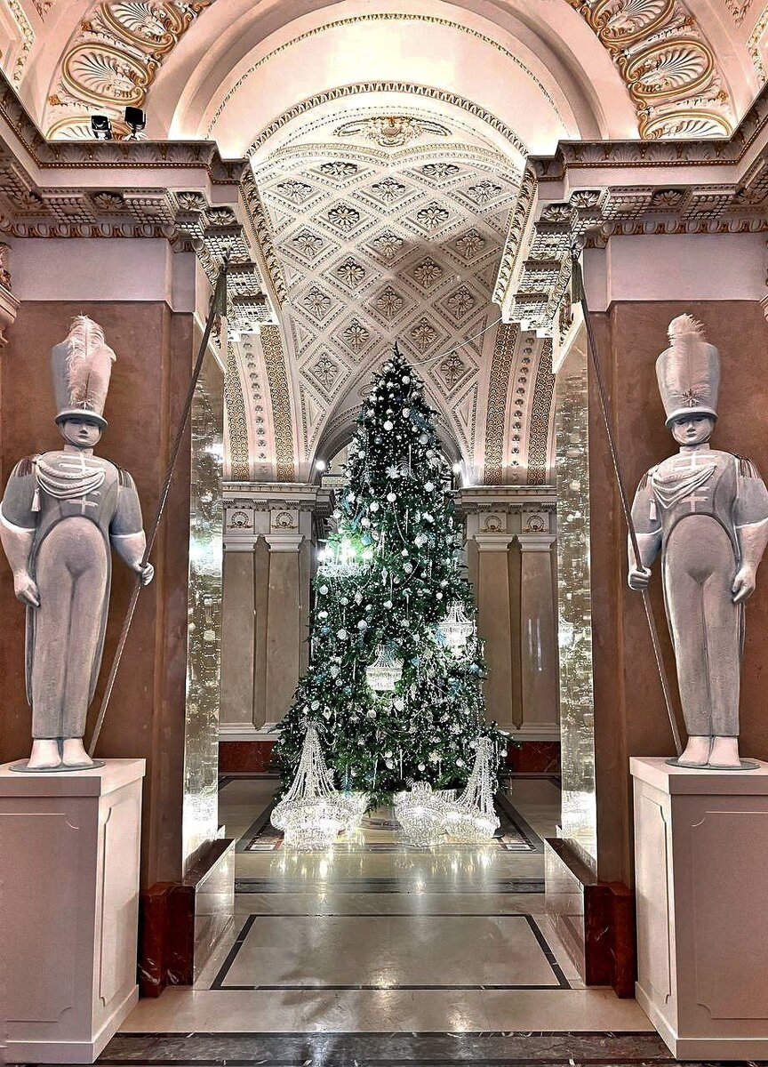 В 2023 году лобби отеля Four Seasons Lion palace украшено в стиле Золушки. 