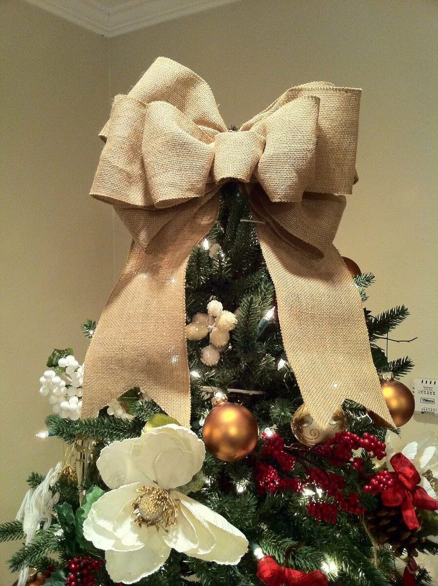 Елка с бантиком на макушке. Верхушка для елки из ленты. Бант на верхушку елки. Украшение на макушку елки. Елка с красными бантами.