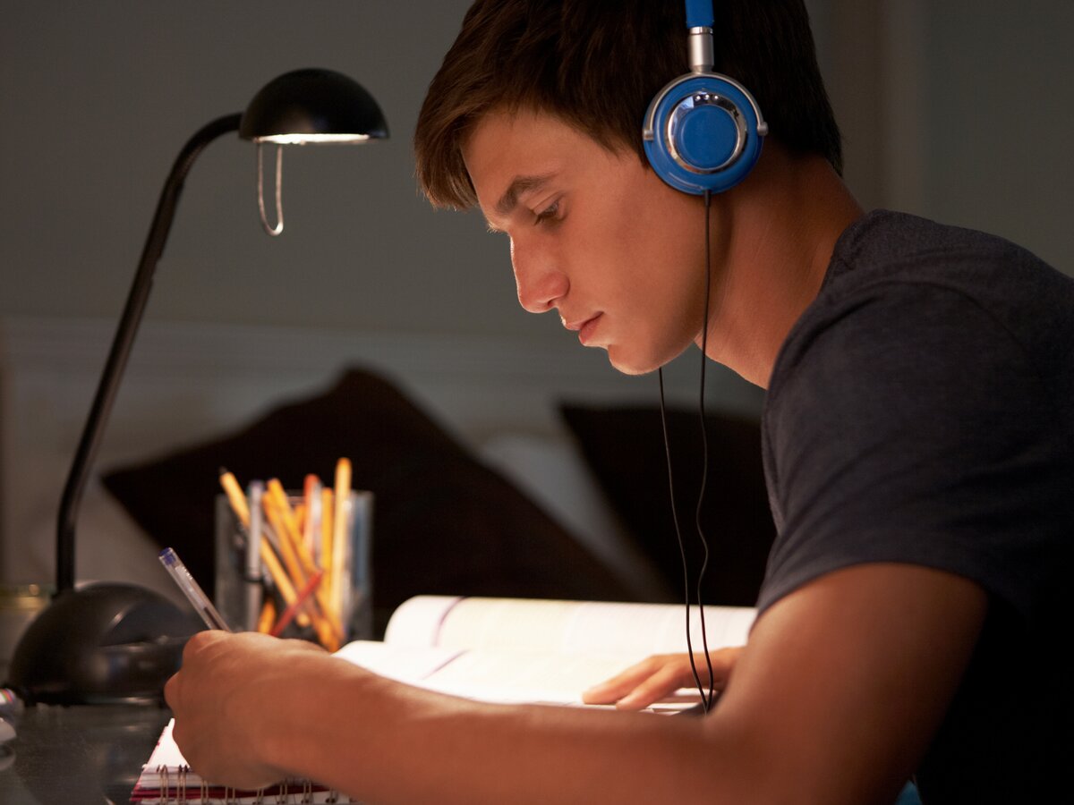 Сидзуку аниме шепот сердца. Ученик в наушниках. Аудирование. Lofi hip hop lo-fi beats. Прослушивание музыки.