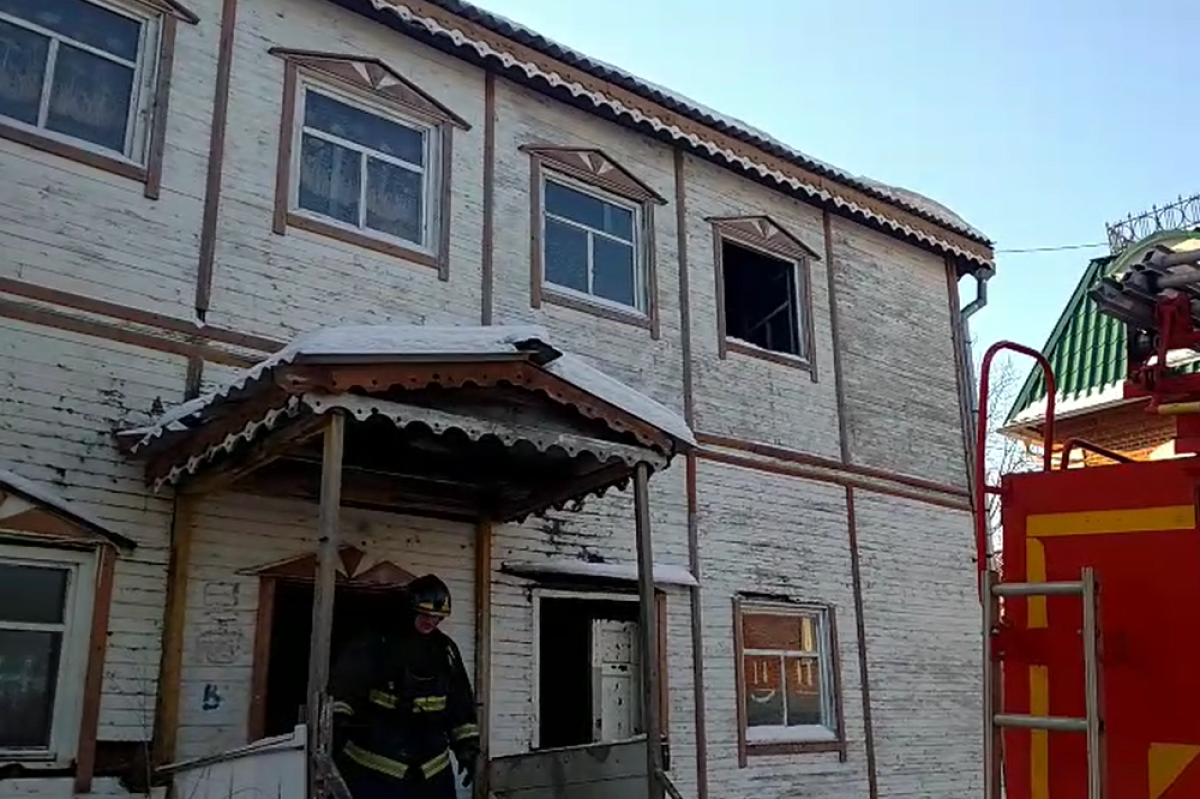    В центре Хабаровска мужчина погиб на пожаре в деревянном доме