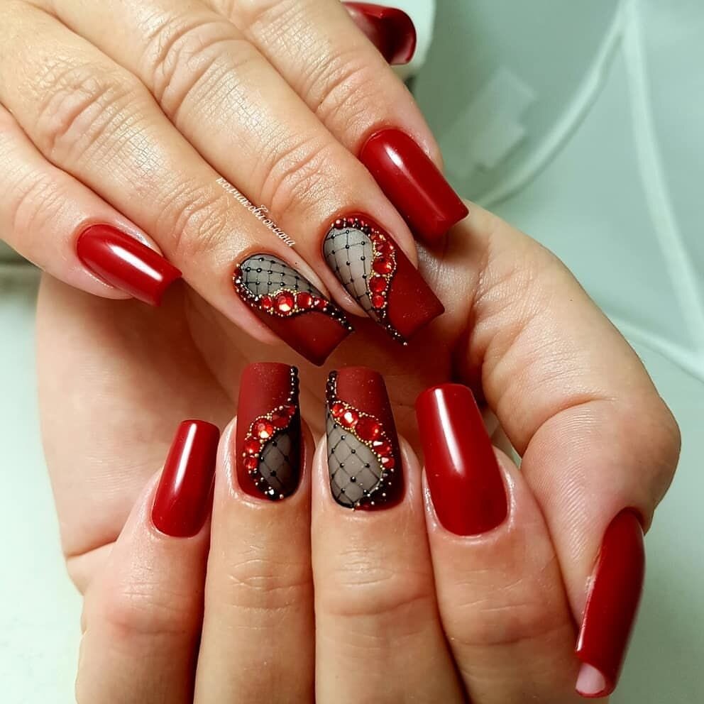 красивый красный маникюр. дизайн ногтей красный. дизайн красных ногтей 2024. дизайн красных ногтей 2024. красный маникюр.