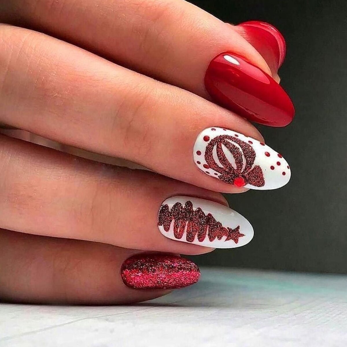 новогодние ногти овальные. красные новогодние ногти 2020 миндаль. новогодний маникюр 2022. ногти миндаль молодёжные новогодние. красные новогодние ногти 2020.