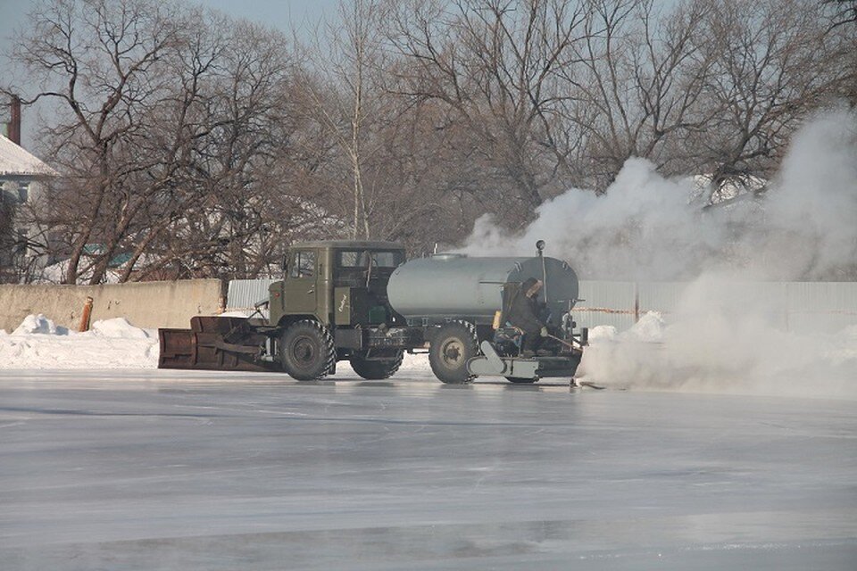    Перед стартом территорию катка подготовили с помощью техники Виктор ЧЕРНЕНКО