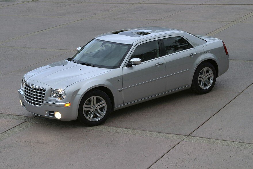 Как выглядит крайслер. Chrysler 300c 2004. Chrysler 300c 2004-2011 спойлер. Крайслер в Узбекистане.