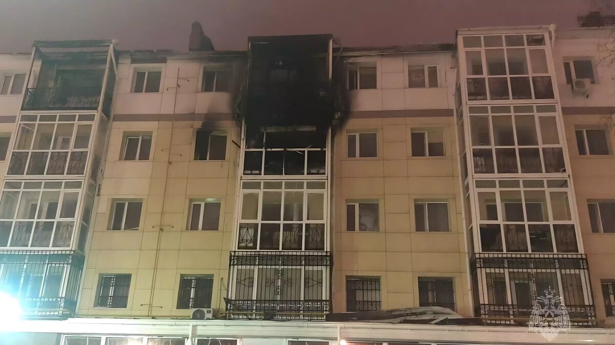     Трагедия произошла в субботу, 23 декабря, около полуночи в многоквартирном доме в Тобольске по улице Ремезова, 3. В 23:33 в одной из квартир на четвертом этаже произошел пожар.