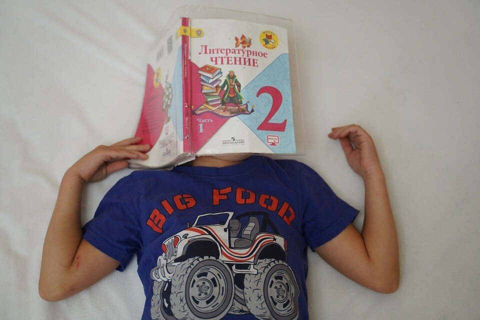    Саша не любит учить стихи, но мама заставляет. Наталья АРТЯКОВА