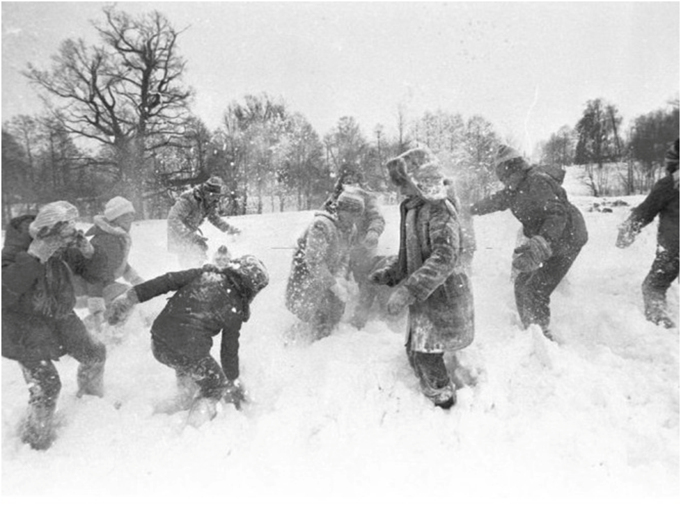 Советское детство зимой. Советские дети зимой на улице. Игра в снежки СССР.