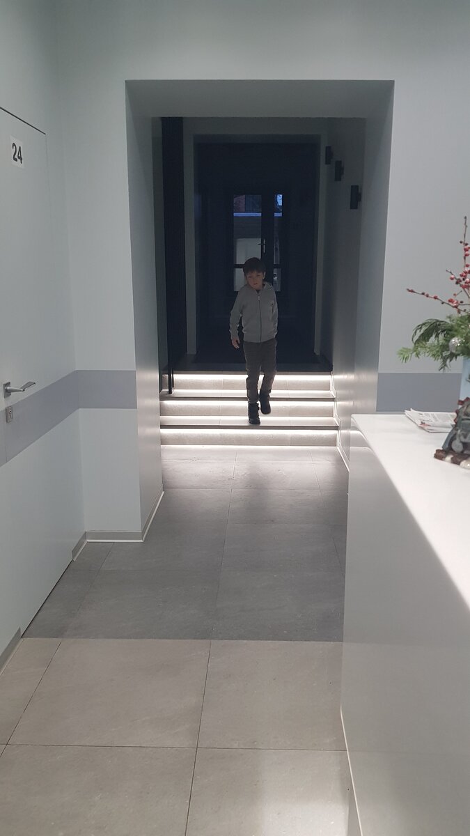 Феде очень понравились светящиеся ступеньки