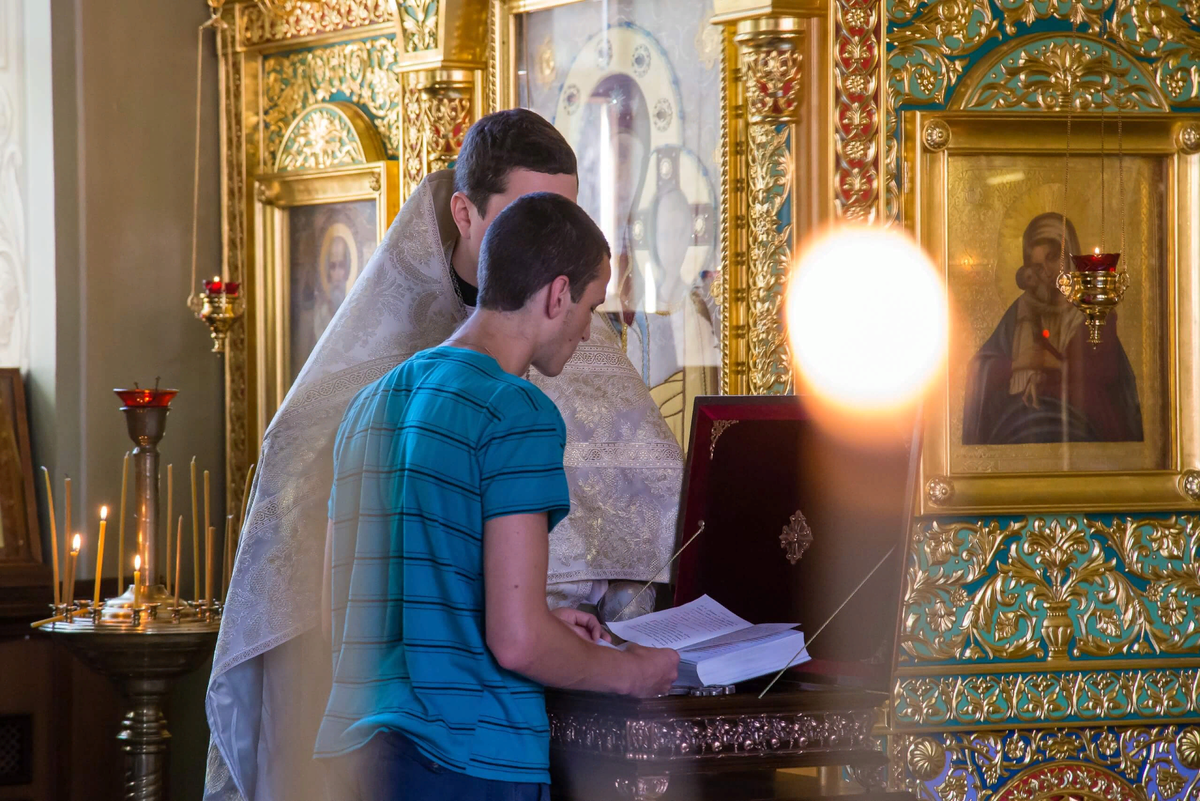 В церкви старой перед батюшкой стою. Таинство исповеди в православии. Исповедь в храме. Покаяние в храме. Мужчина в православном храме.