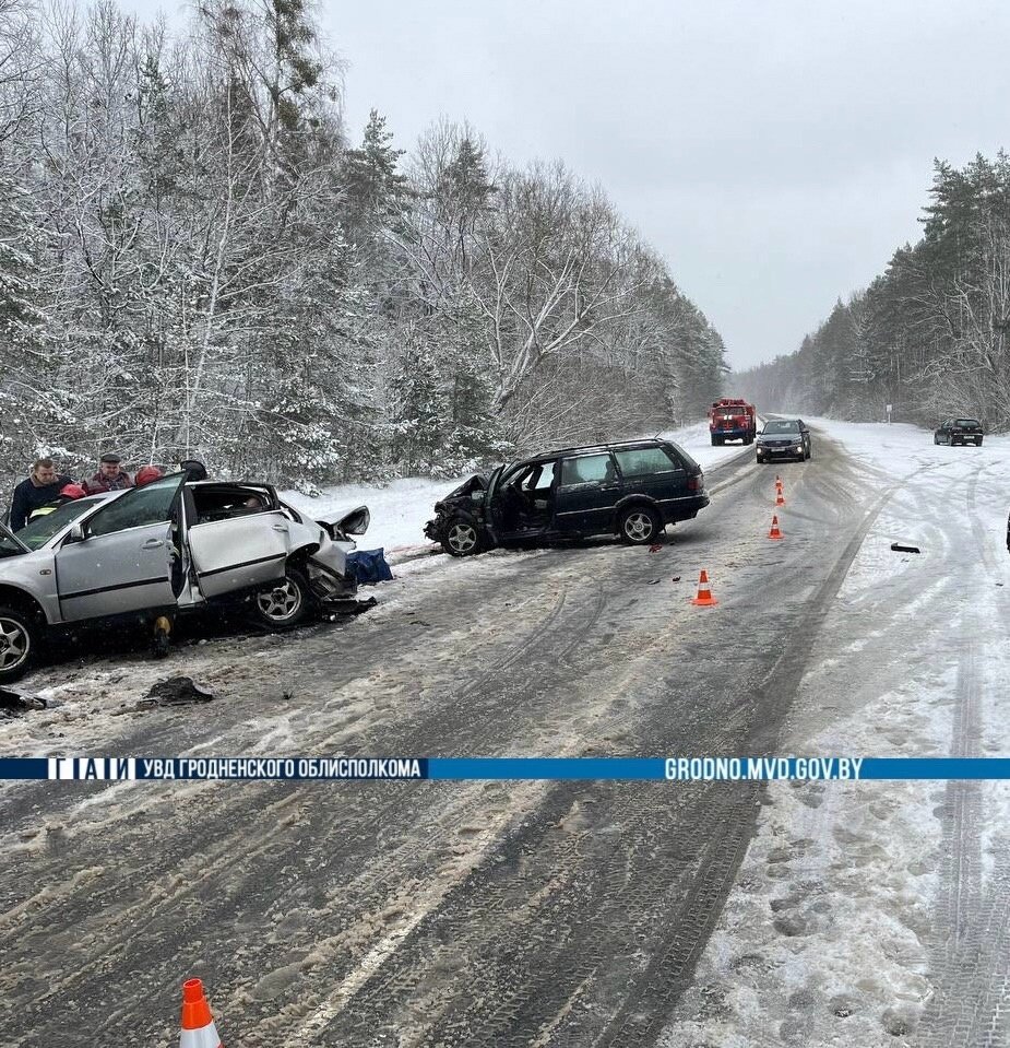 Автомобиль развернуло и выбросило на встречную полосу: трагедия под  Слонимом | Новости Гродно s13.ru | Дзен