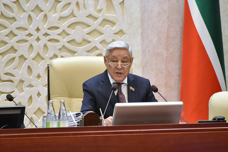    «Не повторить ошибок «казанского феномена», — так спикер Госсовета РТ Фарид Мухаметшин сформулировал цель сериала «Слово пацана. Кровь на асфальте» Фото: tatarstan.ru