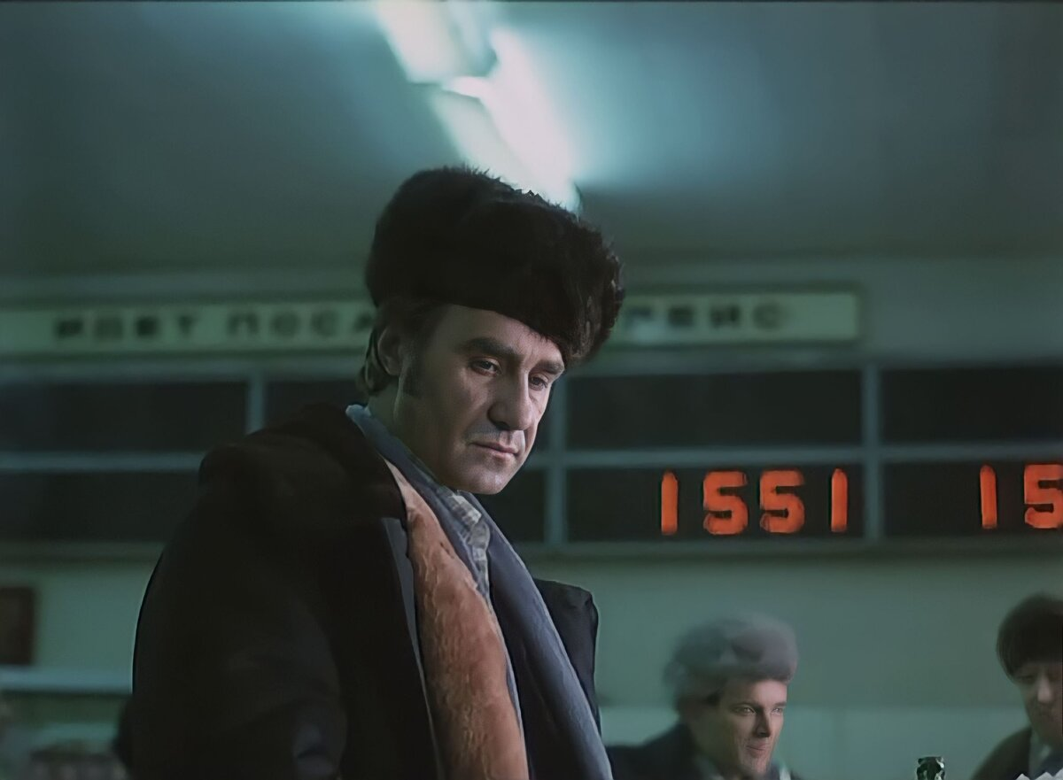 Такая тоска во взгляде появилась у него давно. Может, поэтому так “выстрелила” его роль второго пилота Валентина Ненарокова в самом популярном советском фильме-катастрофе “Экипаж” (1979 год).-2