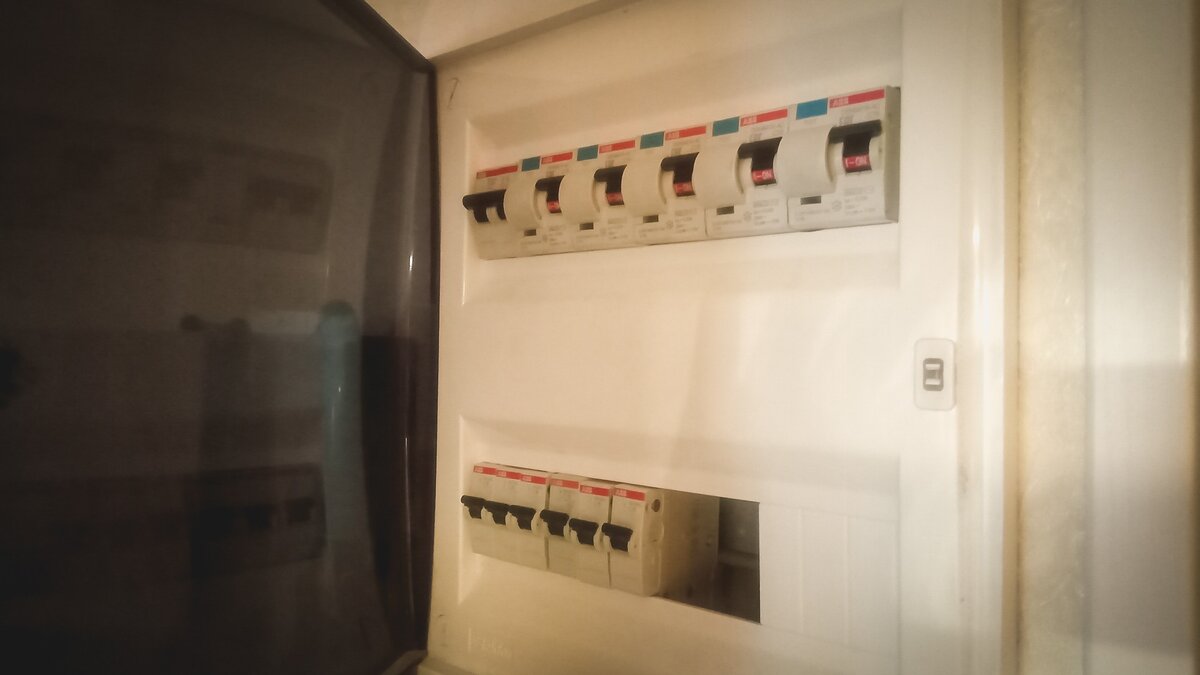     Во Владивостоке огнеборцы МЧС России быстро справились с пожаром в многоквартирном доме, эвакуировав 9 жителей и предотвратив распространение огня на другие квартиры; повреждены одна квартира и электрощит на площади около 10 кв.м; причина пожара и ущерб устанавливаются.