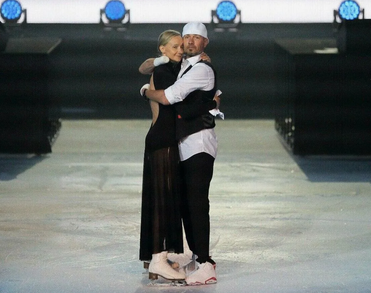 Костомаров на льду после. Костомаров и домнина. Костомаров фигурист поддержка на льду. Картункова утренник. Костомаров на льду после.