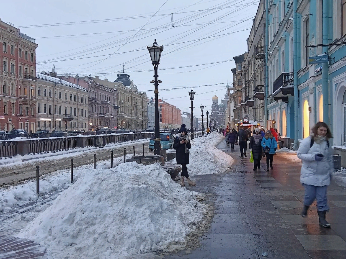 Куда сходить в санкт петербурге 10 февраля. Санкт-Петербург снег. Снег в Питере. Снегопад в Петербурге. Сугробы в Питере.