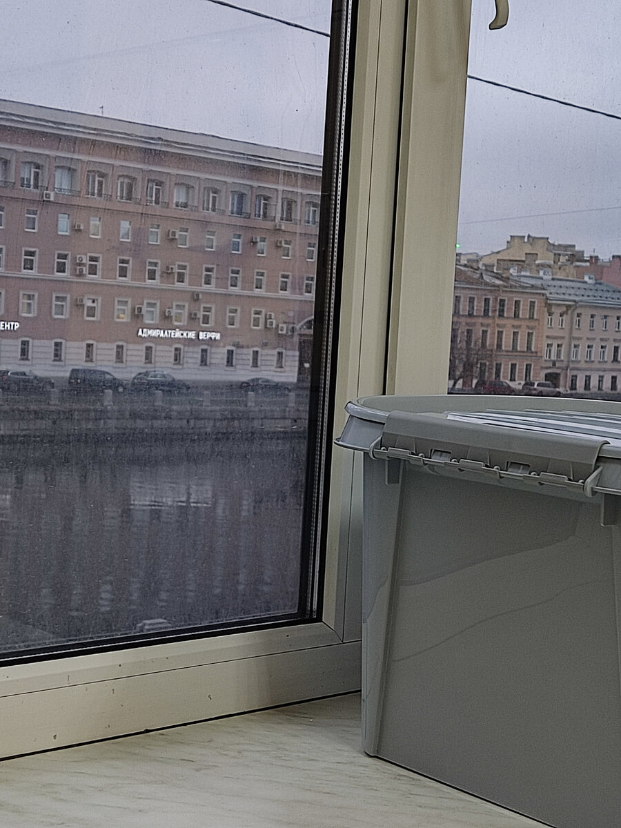 Вид из моего диализного окна в Санкт Петербурге, Набережная реки Фонтанка. 
