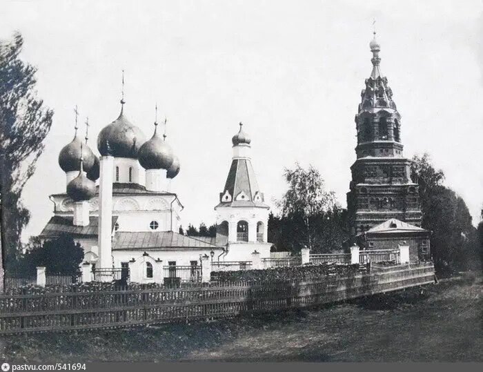 Троицкая церковь в Чашникове, 1900. Впервые храм упоминается ещё в документах конца 16 века. Автор фото: Ф.Ф. Барт. С сайта www.pastvu.com.