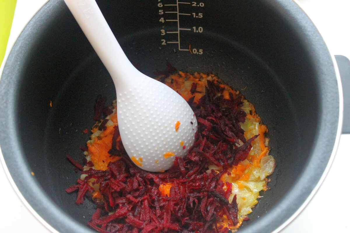 Все по очереди обжаривается в одной посудине..