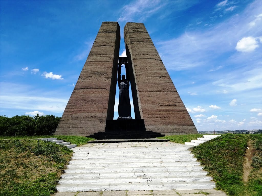 Шахты город ростовская. Памятник солдату-освободителю шахты. Памятники г шахты ростовской области. Город шахты ростовской области. Ростовская обл город шахты.