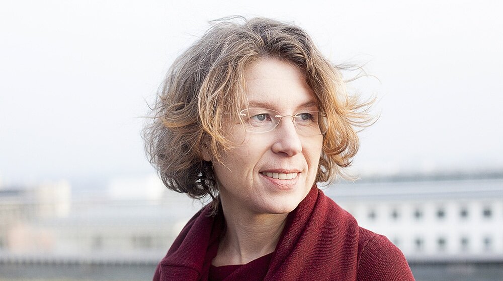    Сабина Хоссенфельдер, немецкая физик и известная популяризатор науки. Как и многие современные ученые, считает последние 50 лет в теоретической физике достаточно непродуктивными, из-за увлечения рядом неверных, пусть и красиво выглядящих на бумаге, моделями (и выпустила целую книгу на эту тему)  / © Wikimedia Commons