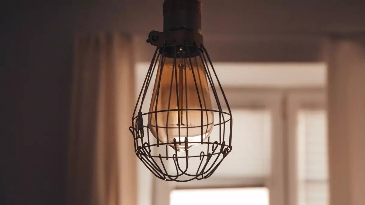     Специалисты сейчас устраняют обрывы проводов, об этом сообщили в пресс-службе района РК.