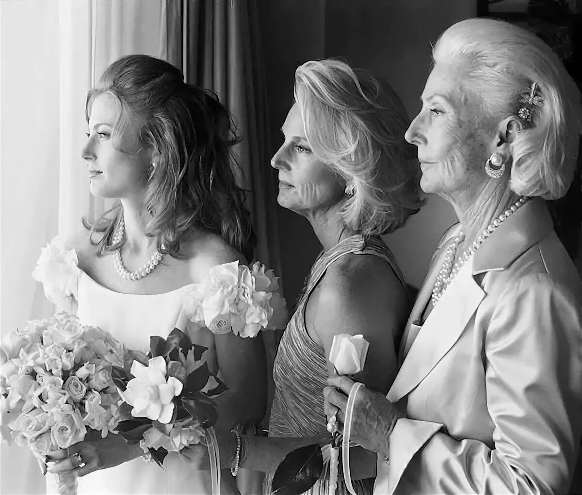 Мама выбирает невесту. Женщины разных возрастов. Невеста в возрасте. Мать невесты. Три поколения женщин.