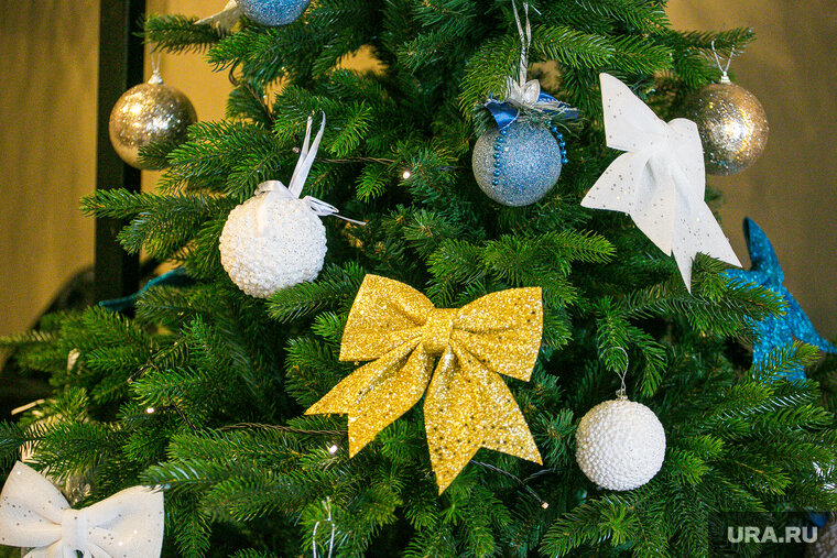    Украшения находились на складах магазина за долго до Нового года, сказал консультант