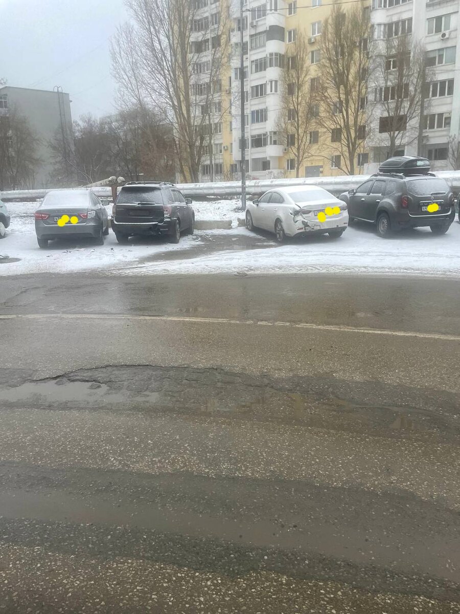 На снегу виден след протектора проехавшей машины.